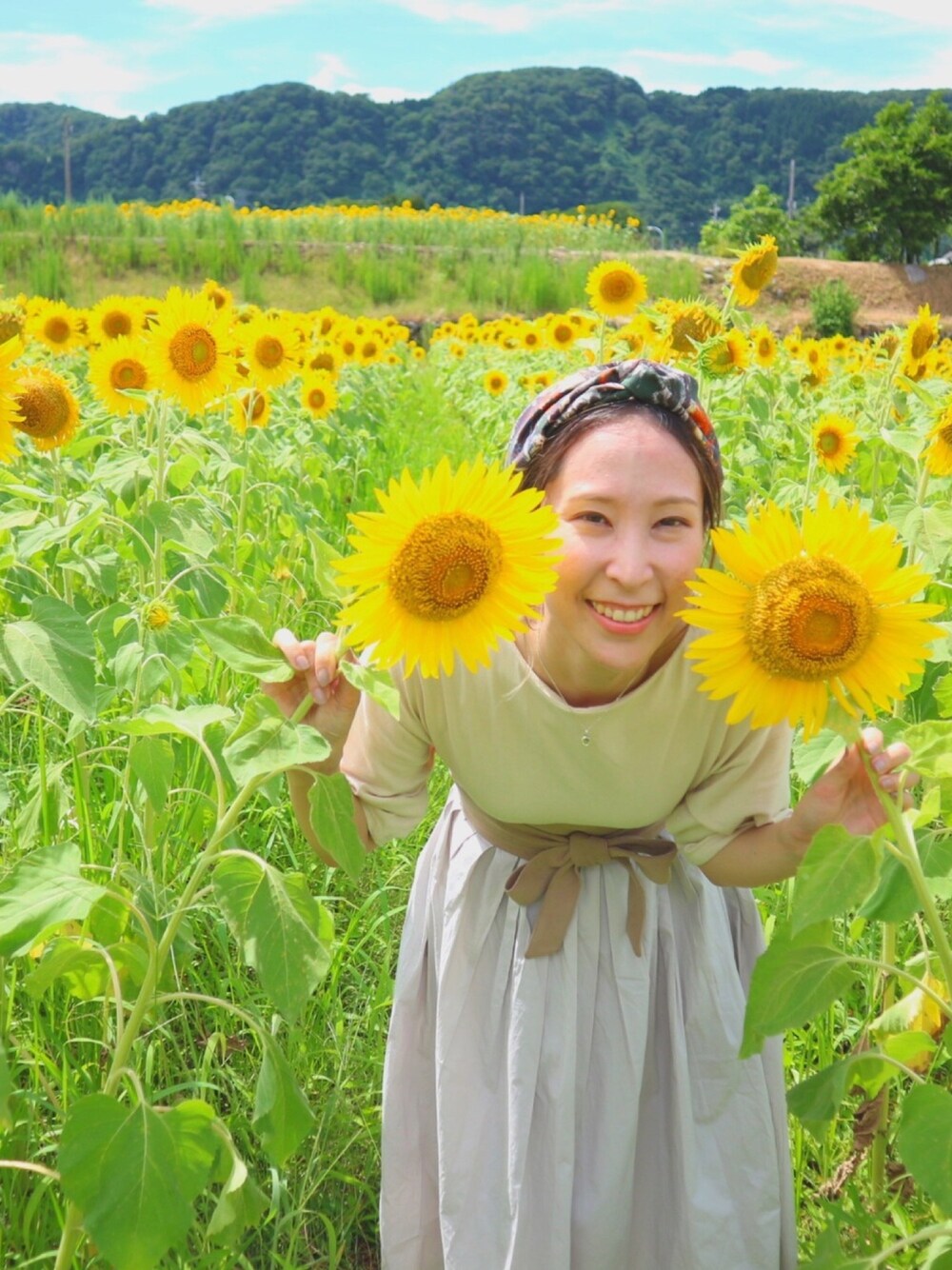 「夏のワントーンコーデ、休日スタイル、ひまわり畑、夏、大人ガーリー、ワンピース、ヘアターバン、ヘアバンド、サンダル」｜「IRODORIのアイテム（ヘアバンド、その他）」を使った、somomiさん（レディース・163cm）の夏コーディネートの1枚目の写真