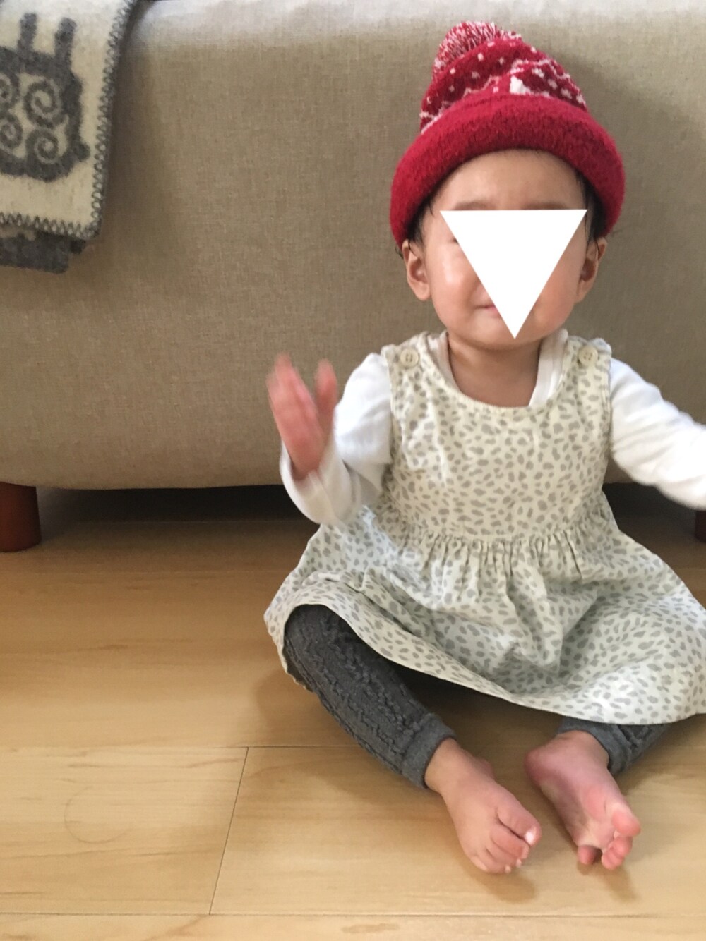 「ニット帽、ベビーコーデ、ワンピース、グレータイツ、ダルメシアン柄、GAPbaby、女の子、０歳、11ヶ月」｜「無印良品のアイテム（ニットキャップ/ビーニー、レッド系）」を使った、ちゃあさん（キッズ・70cm）の冬コーディネートの1枚目の写真