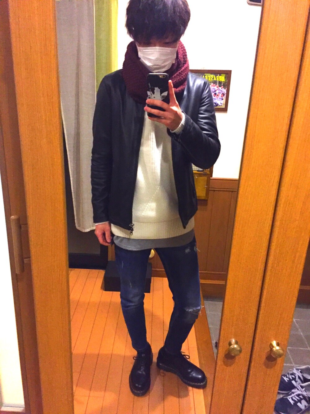 ブラック系のライダースジャケット、ホワイト系のニット/セーター、グレー系のTシャツ/カットソーを着用したメンズの冬コーディネートの1枚目の写真