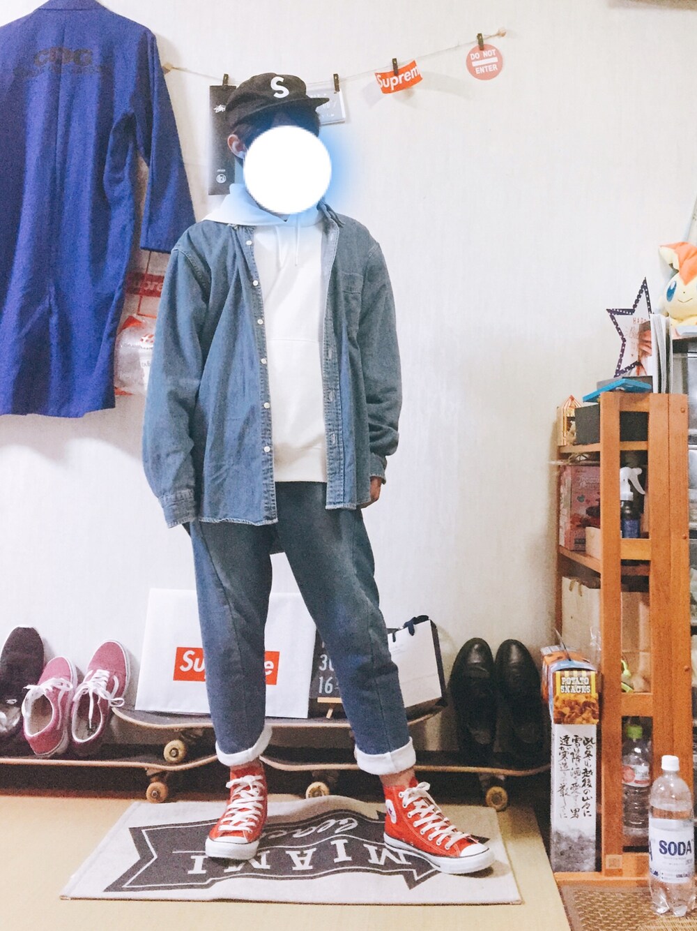 「秋のコーデ、カジュアルコーデ、デニムパンツ、デニムシャツ、converse、SHIPS JET BLUE、supreme、GU、UNIQLO」｜「CONVERSEのconverse コンバース ALL STAR HI オールスター ハイ 3206 RED(US)（スニーカー、レッド系）」を使った、＜●ω●βさん（メンズ・166cm）の秋コーディネートの1枚目の写真