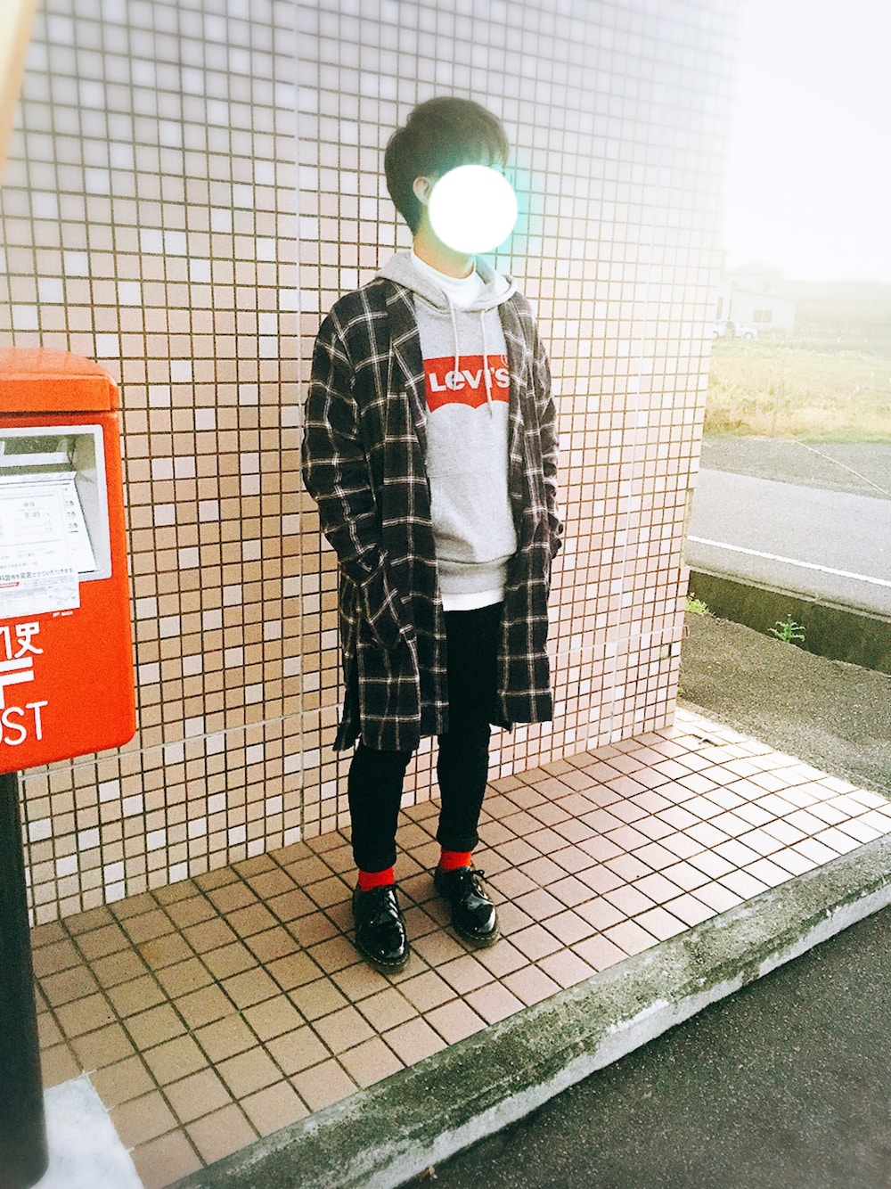 ブラック系のブーツ、ブラック系のデニムパンツ、ホワイト系のTシャツ/カットソーを着用したメンズの秋コーディネートの1枚目の写真