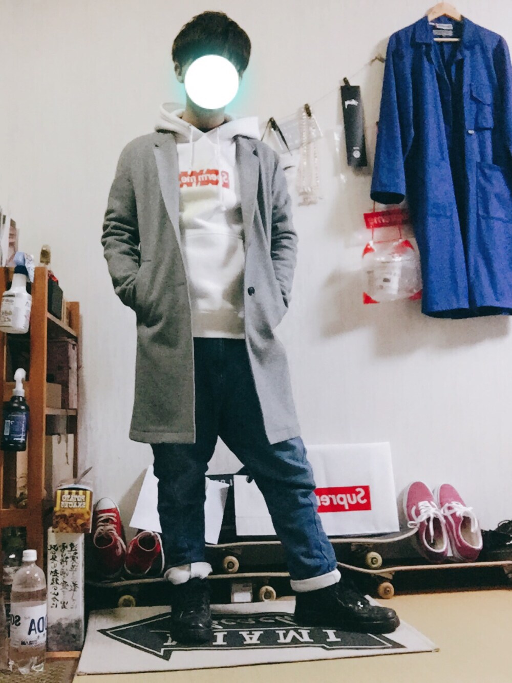 ブラック系のスニーカー、ブルー系のデニムパンツ、ブラック系のTシャツ/カットソーを着用したメンズの秋コーディネートの1枚目の写真