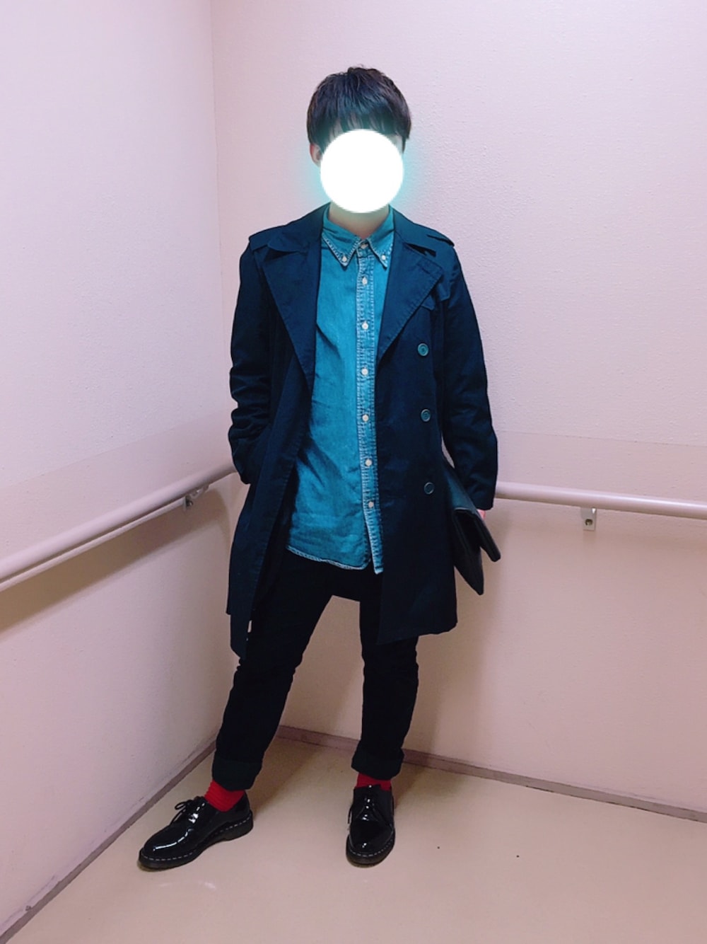 ブラック系のブーツ、ブラック系のその他パンツ、ブルー系のシャツ/ブラウスを着用したメンズの秋コーディネートの1枚目の写真