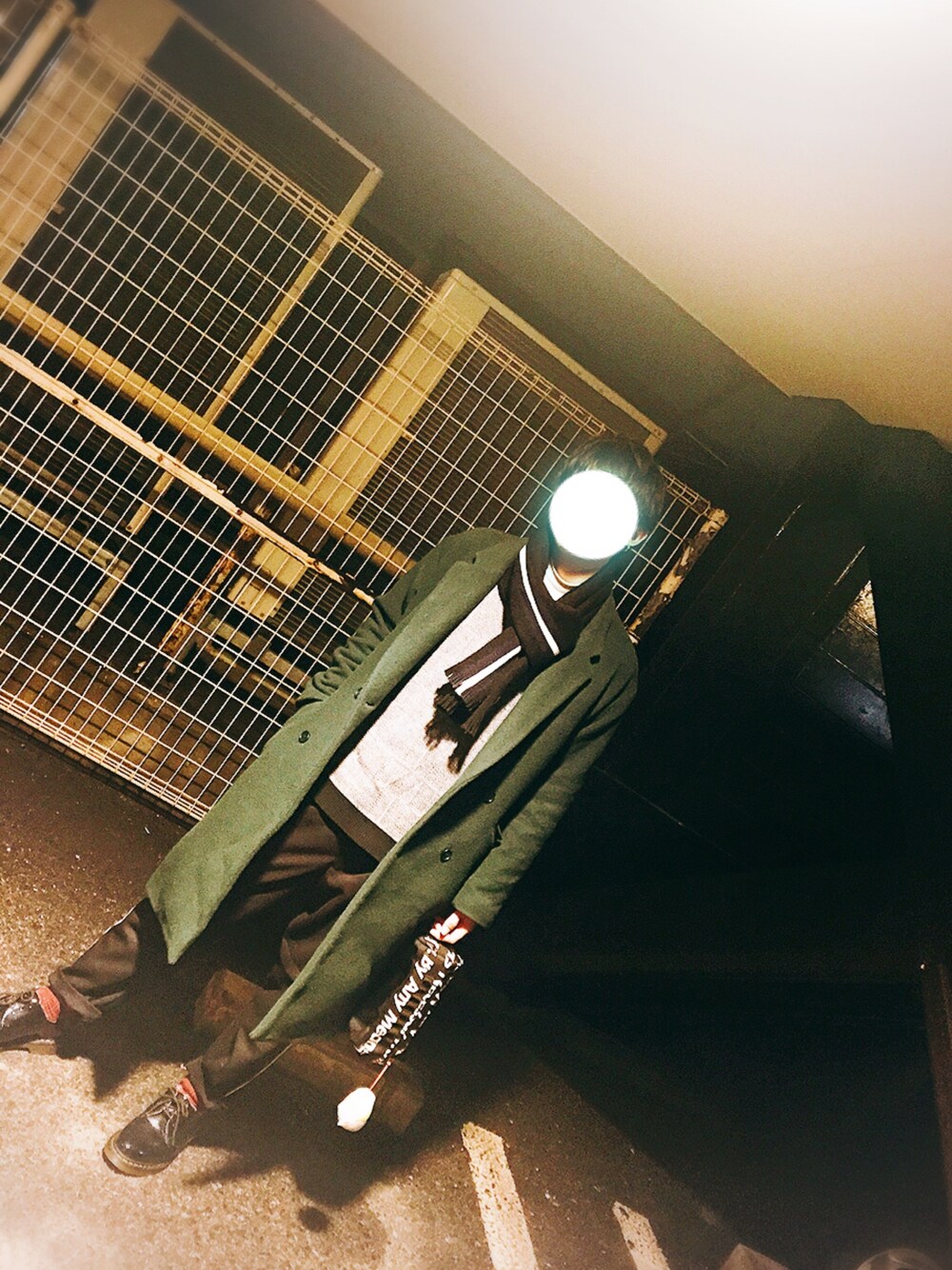 ブラック系のブーツ、ブラック系のその他パンツ、ブラック系のニット/セーターを着用したメンズの冬コーディネートの1枚目の写真