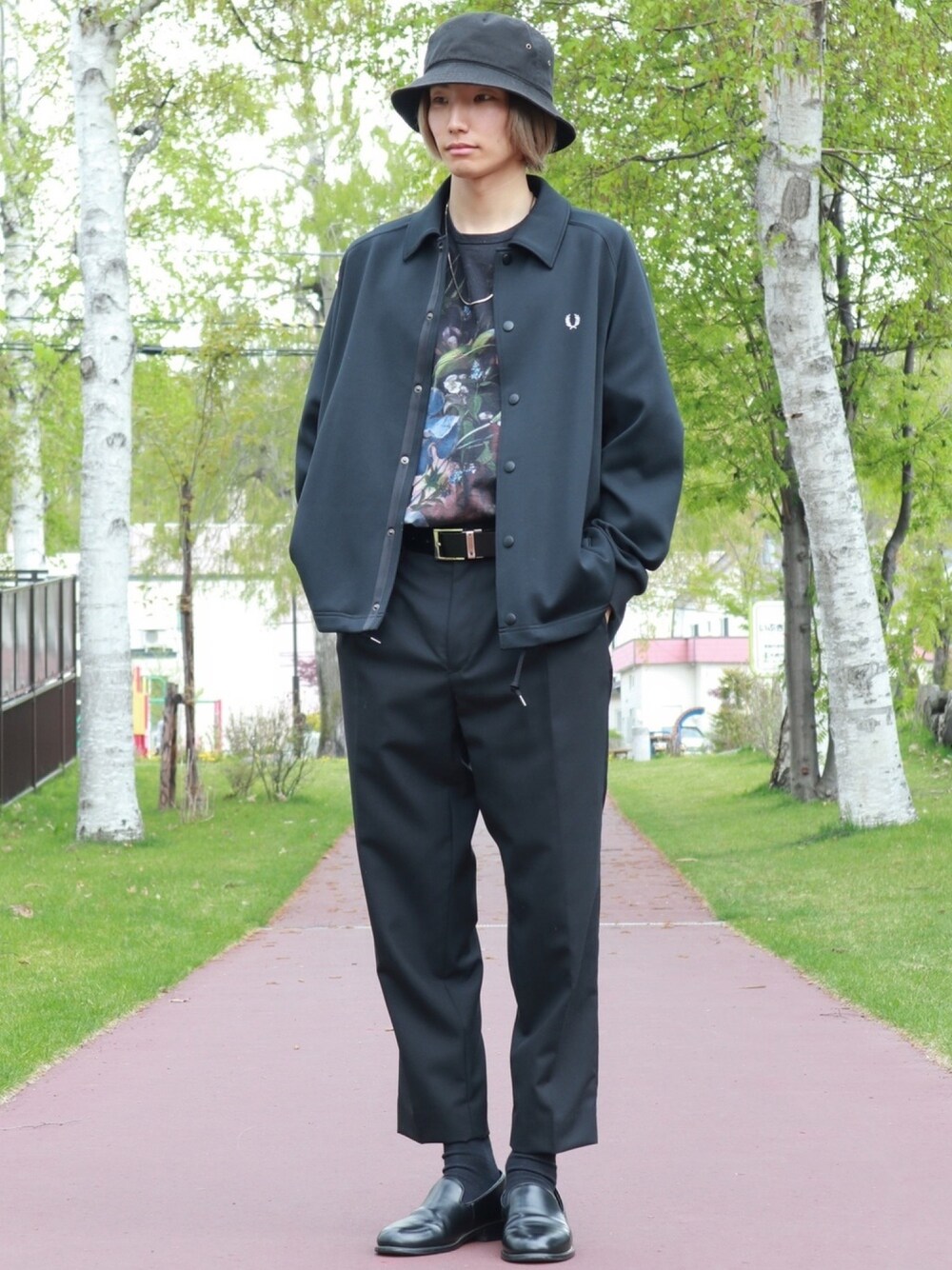 「春、今日のコーデ、春夏コーデ、スラックス、ビッグシルエット、革靴、オールブラック、黒、ストリート、ビッグT」｜「FRED PERRYのJersey Coach Jacket（ブルゾン、ブラック系）」を使った、ふじさん（メンズ・170cm）の春コーディネートの1枚目の写真