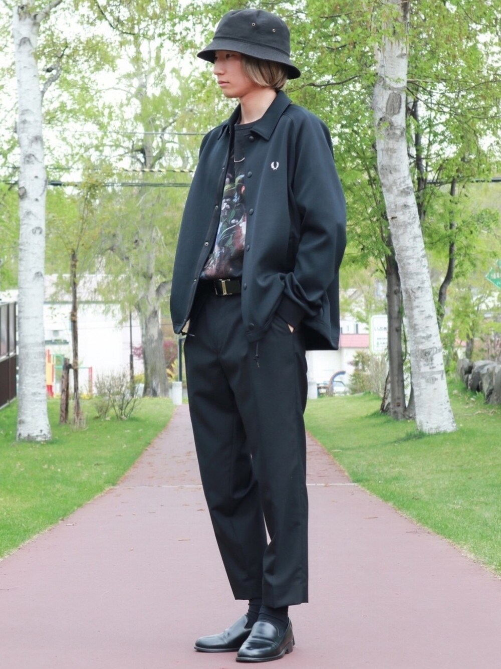 「おしゃれさんと繋がりたい、黒、タックイン、ビッグT、バケットハット、スラックス、モード、モード系、オールブラック、ブラック」｜「FRED PERRYのJersey Coach Jacket（ブルゾン、ブラック系）」を使った、ふじさん（メンズ・170cm）の春コーディネートの1枚目の写真