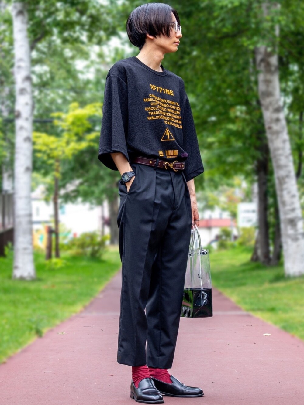 ブラック系のTシャツ/カットソー、ブラック系のスラックス、その他のトートバッグを着用したメンズの夏コーディネートの1枚目の写真