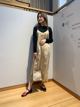 「クルーネックTシャツ」｜「アイテム（ワンピース/ドレス）」を使った、関田さん（レディース・160cm）の冬コーディネート