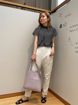 「SHIPS（シップス）のドットボウタイ2WAYブラウス◇（シャツ/ブラウス、ブラック系）」を使った、関田さん（レディース・160cm）の夏コーディネート