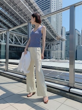 「アイテム（タンクトップ、グレー系）」を使った、Neneさん（レディース・164cm）の春コーディネート