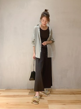 「アイテム（タンクトップ、グレー系）」を使った、Neneさん（レディース・164cm）の夏コーディネート