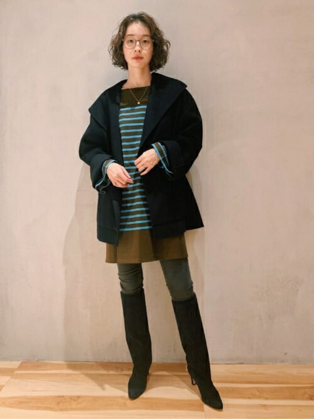 ブラウン系のTシャツ/カットソーを着用したレディースの秋コーディネートの1枚目の写真