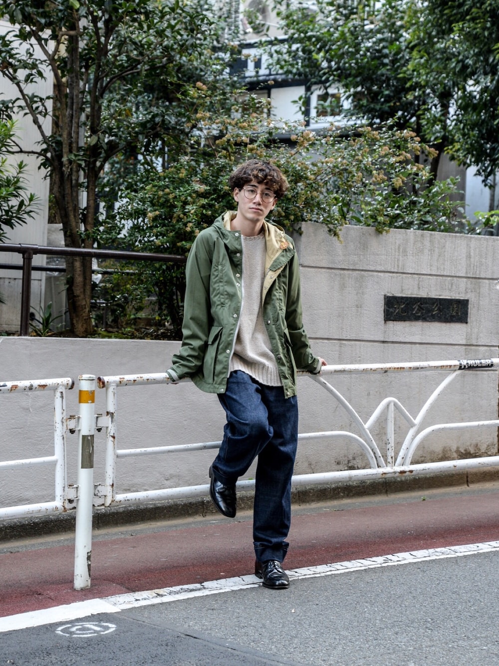 「大人カジュアル、マウンテンパーカー、ニット、デニム、大学生、古着、古着MIX」｜「THE NORTH FACEのアイテム（マウンテンパーカー、グリーン系）」を使った、Haruki Tadaさん（メンズ・170cm）の秋コーディネートの1枚目の写真