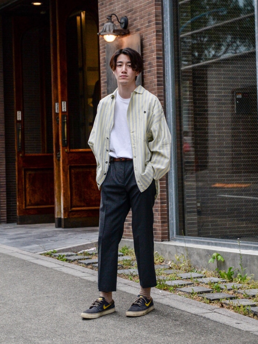 「春コーデ、スニーカー、スラックス、シャツスタイル、スケータースタイル、ootd、白Tシャツ、きれいめカジュアル、カジュアル、古着」｜「no brandのアイテム（シャツ/ブラウス、ホワイト系）」を使った、Haruki Tadaさん（メンズ・170cm）の春コーディネートの1枚目の写真
