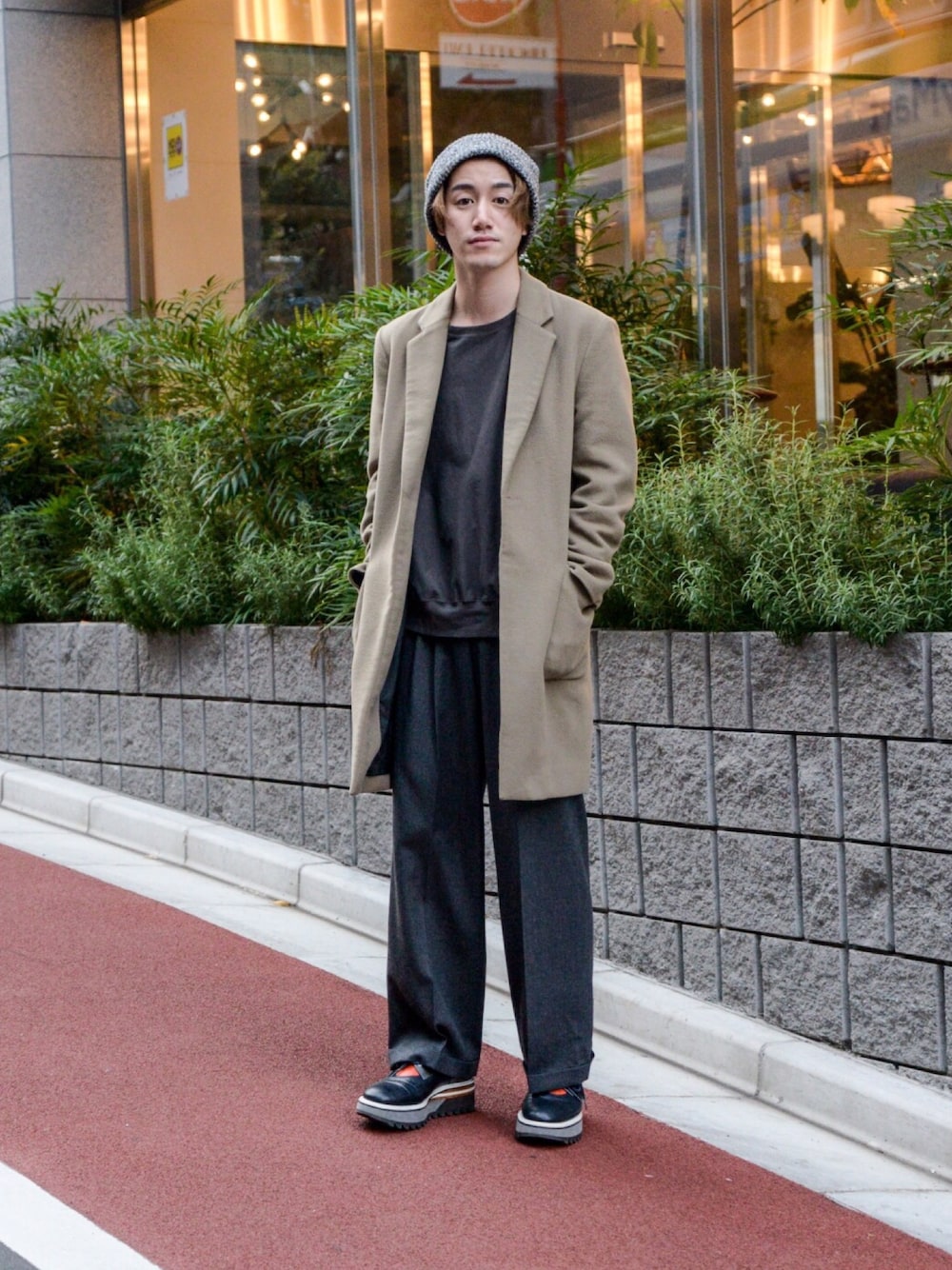 「冬コーデ、チェスターコート、ベージュ、スウェット、スラックス、グレー、古着、ootd、大人カジュアル、シンプルコーデ」｜「N.HOOLYWOODのアイテム（チェスターコート、ベージュ系）」を使った、Haruki Tadaさん（メンズ・170cm）の冬コーディネートの1枚目の写真