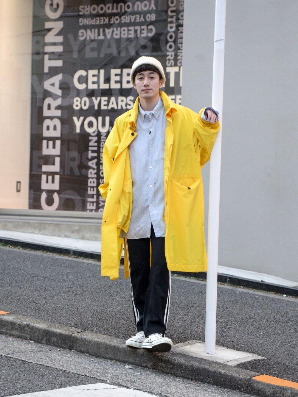 イエロー系のステンカラーコート、ブルー系のシャツ/ブラウス、ブラック系のその他パンツを着用したメンズの冬コーディネートの1枚目の写真