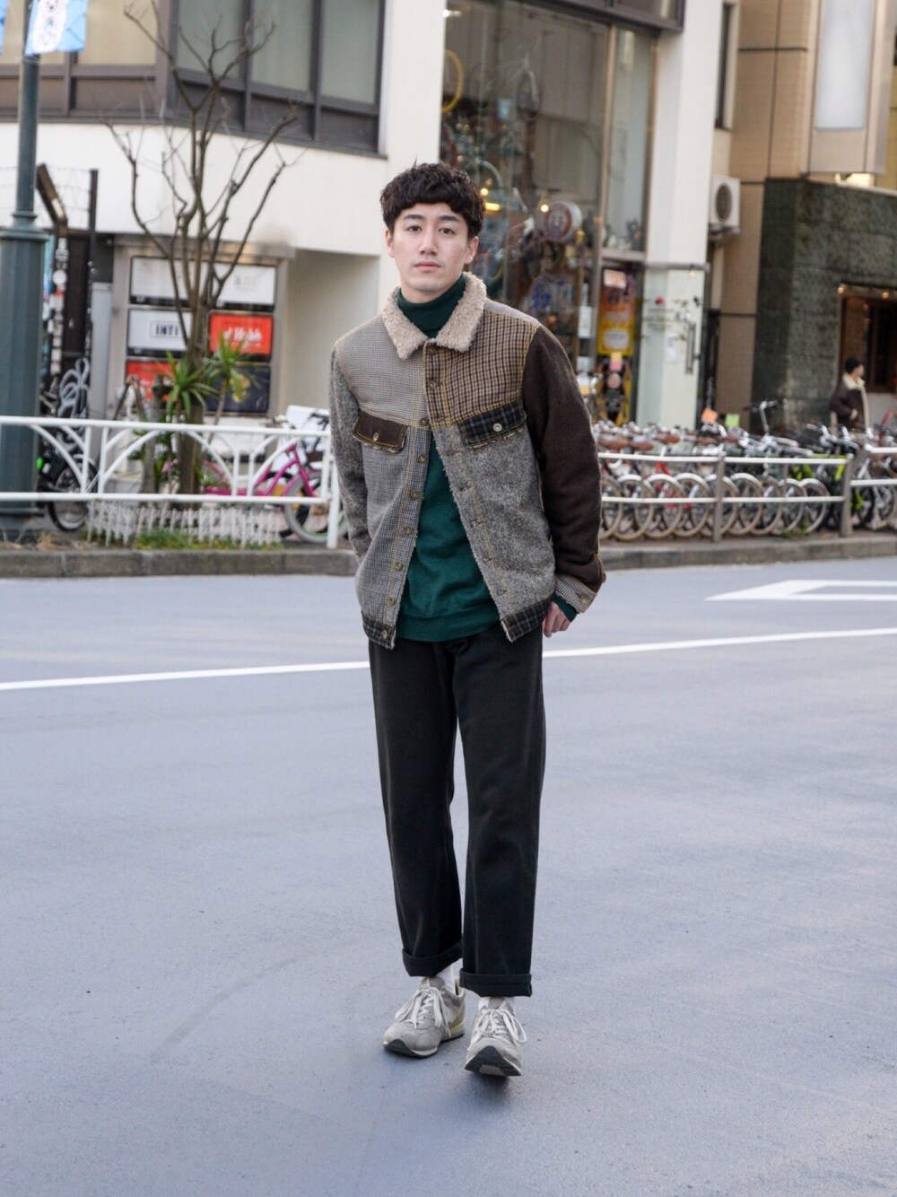 ブラウン系のブルゾン、グリーン系のニット/セーター、ブラック系のデニムパンツを着用したメンズの冬コーディネートの1枚目の写真