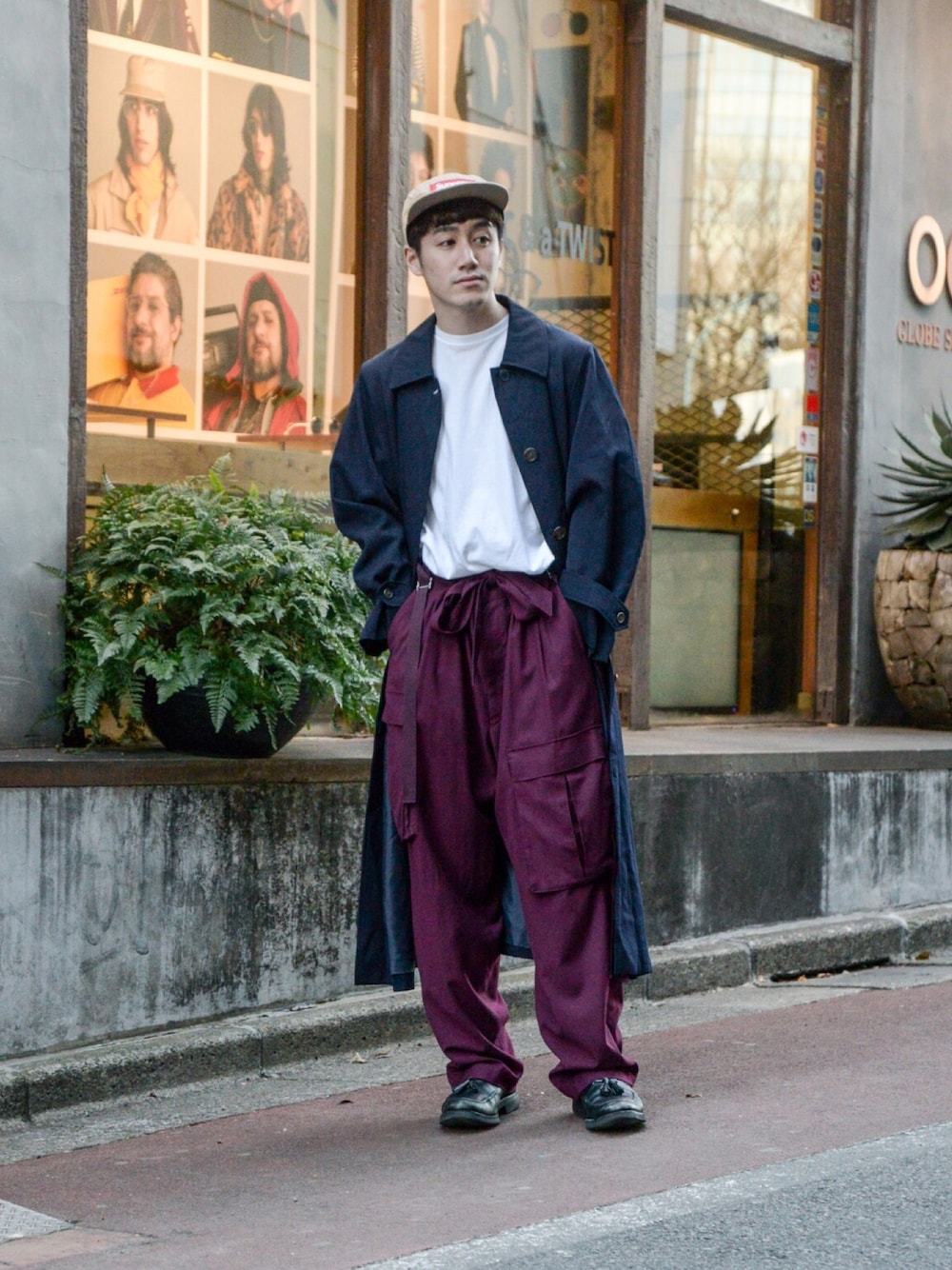 「キャプテンマーベル、春、シンプルコーデ、ステンカラーコート、カーゴパンツ、キャップ、ブーツ、古着、ootd、黒」｜「no brandのアイテム（ステンカラーコート、ブラック系）」を使った、Haruki Tadaさん（メンズ・170cm）の春コーディネートの1枚目の写真