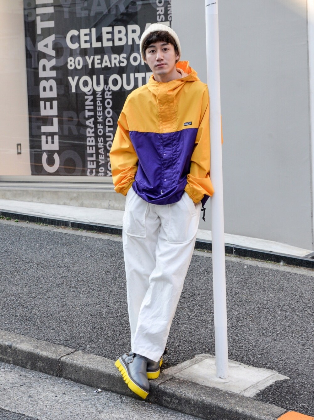 ホワイト系のその他パンツ、イエロー系のナイロンジャケットを着用したメンズの春コーディネートの1枚目の写真