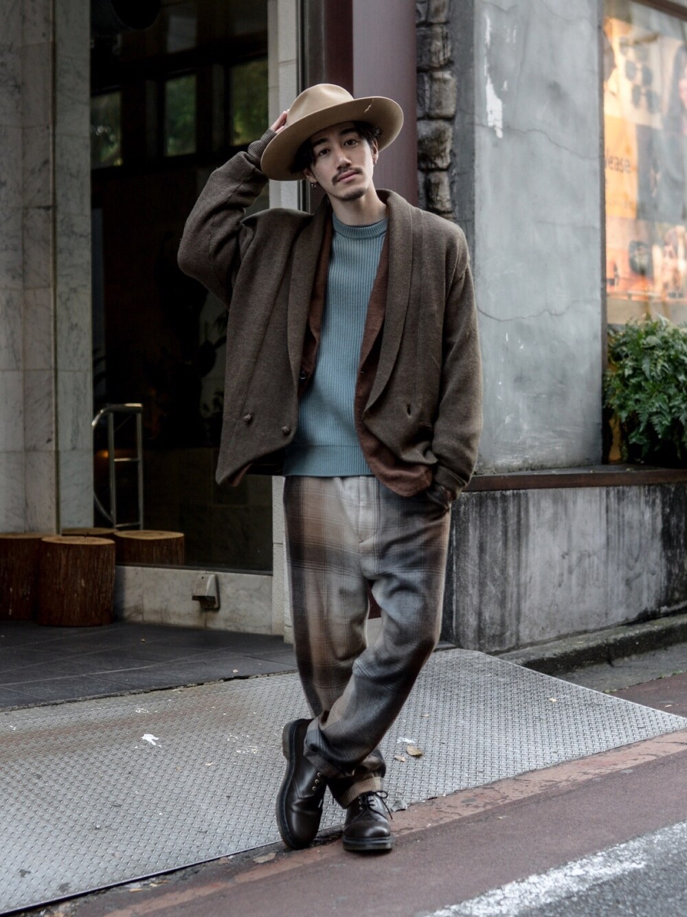 「冬コーデ、チェックパンツ、ワイドパンツ、ブラウン、カーディガン、テーラードジャケット、AURALEE、ニット、キレイめ、ootd」｜「ISSEY MIYAKEのアイテム（カーディガン/ボレロ、ブラウン系）」を使った、Haruki Tadaさん（メンズ・170cm）の冬コーディネートの1枚目の写真