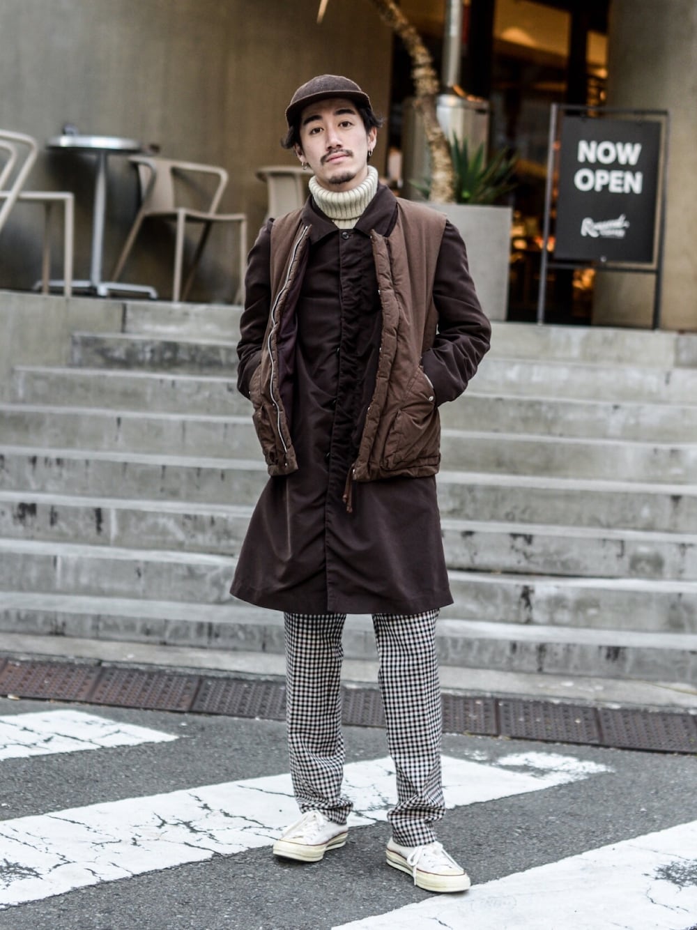 「年末WEAR感謝祭、ダウンベスト、ステンカラーコート、タートルネック、チェックパンツ、ブラウン、ベージュ、冬コーデ、ootd、シンプルコーデ」｜「nonnativeのアイテム（ダウンベスト、ブラウン系）」を使った、Haruki Tadaさん（メンズ・170cm）の冬コーディネートの1枚目の写真