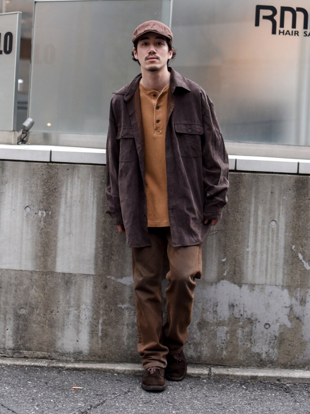 ブラウン系のシャツ/ブラウス、ベージュ系のTシャツ/カットソーを着用したメンズの春コーディネートの1枚目の写真