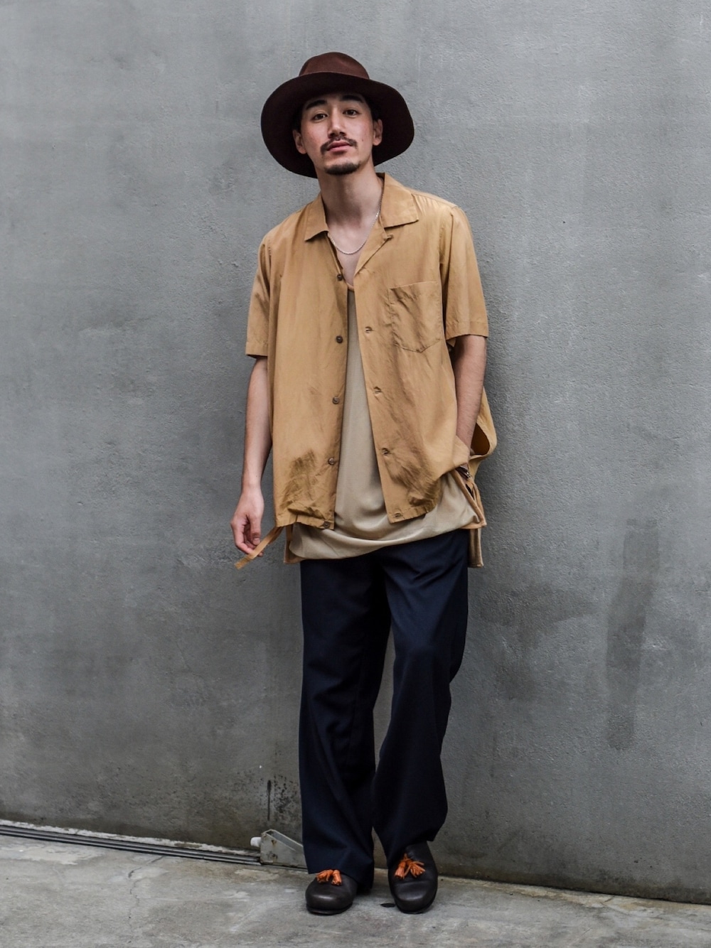 ベージュ系のシャツ/ブラウス、ブラック系のスラックスを着用したメンズの夏コーディネートの1枚目の写真