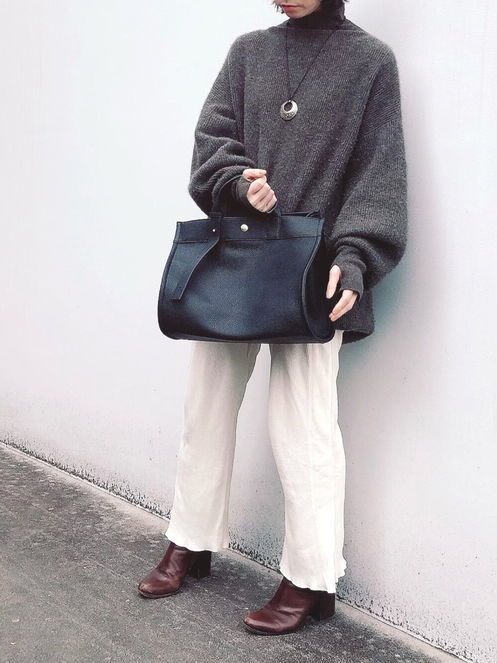 「私の推しブランド、BATONER、H.V.F.N、unfil、リブパンツ、タートルネック、レザーバッグ、大人カジュアル、大人コーデ」｜「H.V.F.Nの《別注カラー有》【H.V.F.N】LUNA Medium Shoulder BAG 【ZOZOTOWN限定】（ショルダーバッグ、ブラック系）」を使った、saaae0927さん（レディース・154cm）の冬コーディネートの1枚目の写真
