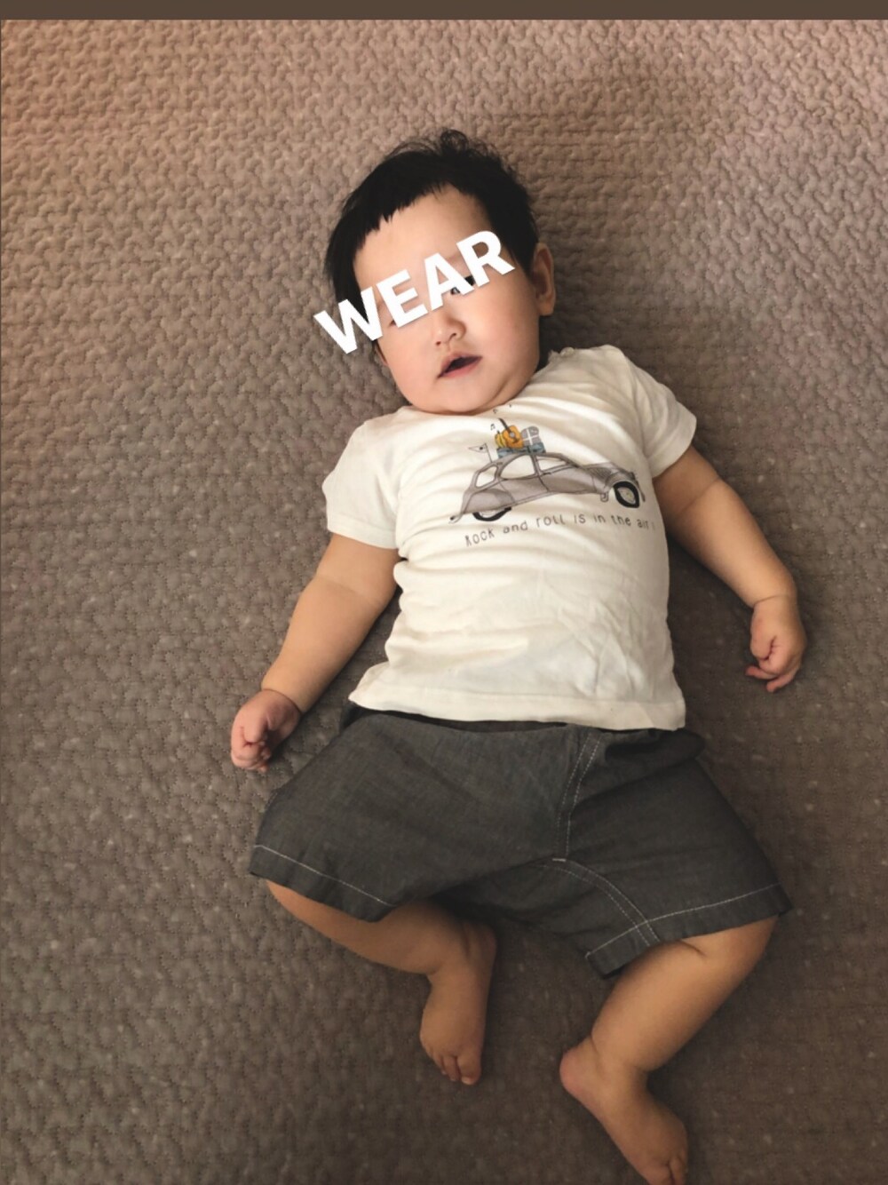 「シンプルコーデ、男の子、夏コーデ、ベビーコーデ、白Tシャツ」｜「エミールエイダのアイテム（Tシャツ/カットソー、ホワイト系）」を使った、sochanさん（キッズ・70cm）の夏コーディネートの1枚目の写真