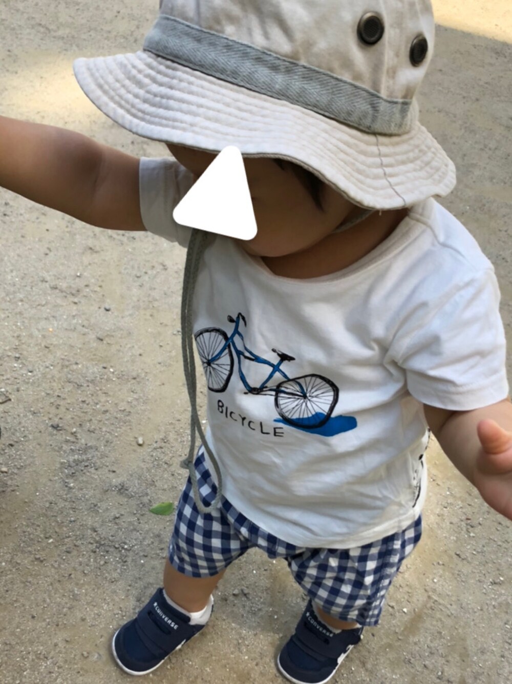 「キッズコーデ、男の子、プチプラコーデ、カジュアル、スニーカーコーデ、夏コーデ、白Tシャツ」｜「Love&Peace&MoneyのBICYCLE TEE（Tシャツ/カットソー、ホワイト系）」を使った、sochanさん（キッズ・80cm）の春コーディネートの1枚目の写真
