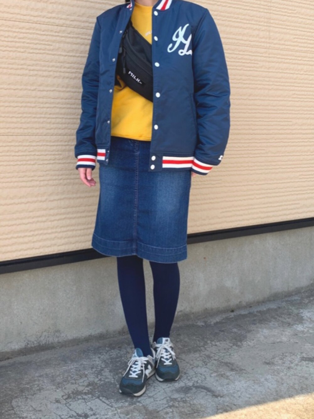 「MILKFED.、XLARGE、New Balance、coen」｜「coenのストレッチデニムタイトミニスカート（デニムスカート、ブルー系）」を使った、nicoさん（レディース・158cm）の冬コーディネートの1枚目の写真