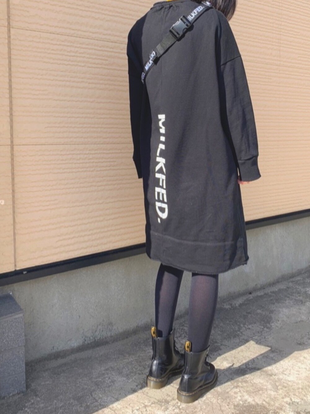 「MILKFED.、Dr.Martens」｜「MILKFED.のBACK STENCIL LOGO DRESS（ワンピース、ブラック系）」を使った、nicoさん（レディース・158cm）の冬コーディネートの1枚目の写真