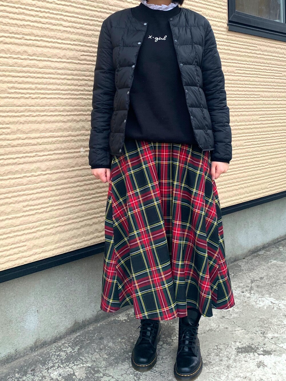 「Dr.Martens、coen、x-girl、GLOBAL WORK」｜「X-girlのEMBROIDERD CURSIVE LOGO SWEAT TOP（スウェット、ブラック系）」を使った、nicoさん（レディース・158cm）の春コーディネートの1枚目の写真