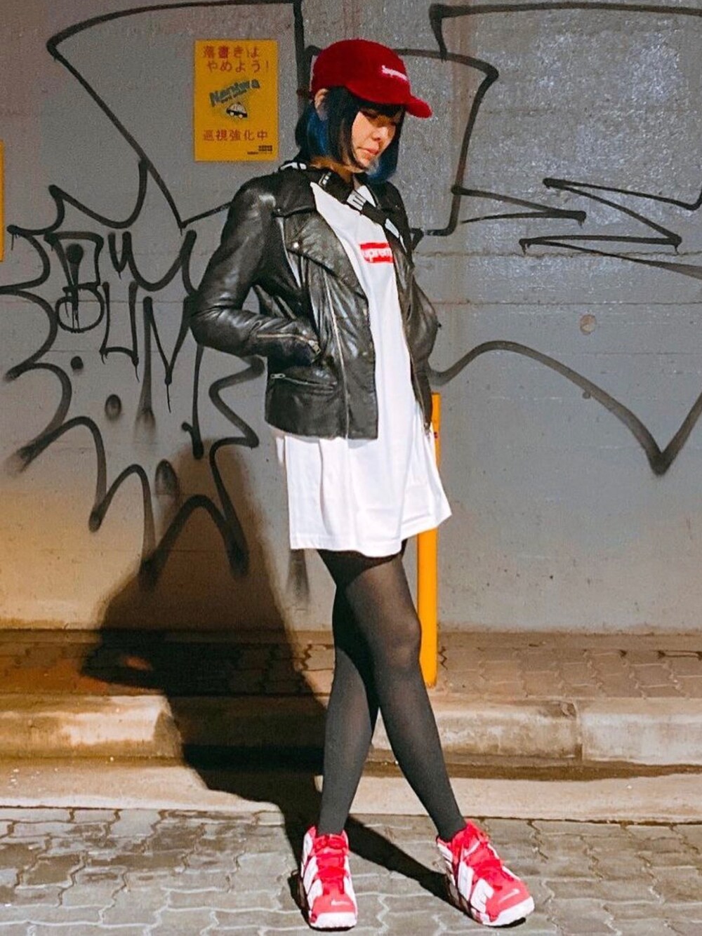 「Supreme のアイテム（Tシャツ/カットソー、ホワイト系）」を使った、いたみちゃんさん（レディース・166cm）の春コーディネートの1枚目の写真