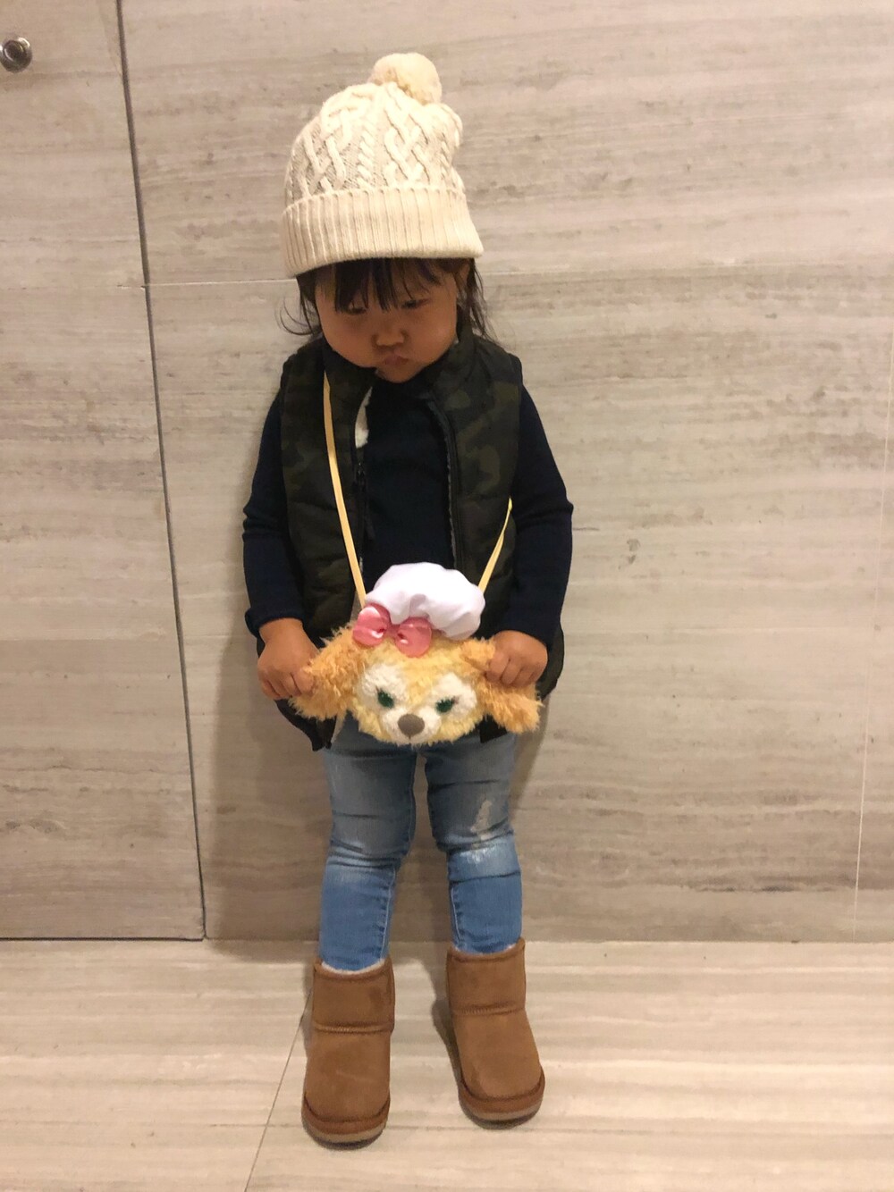 「香港、香港ディズニー、hk、おしゃれキッズ、クッキーちゃん、無印良品コーデ、GAPコーデ、UNIQLOコーデ、ムートンブーツ、2歳2ヶ月」｜「無印良品のアイテム（ニットキャップ/ビーニー、ホワイト系）」を使った、🐘Umiii🐘さん（キッズ・90cm）の冬コーディネートの1枚目の写真