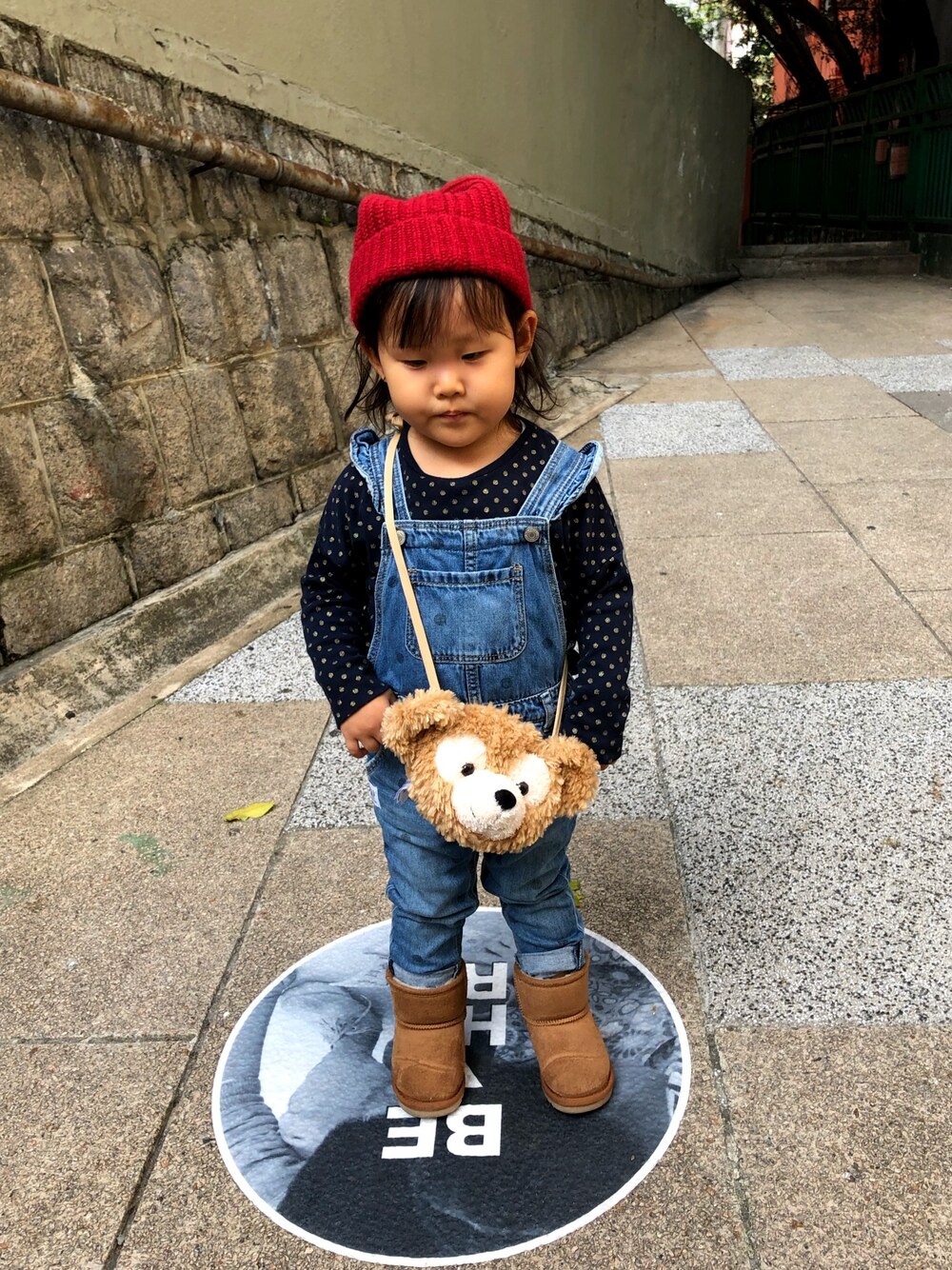 「香港、hk、おしゃれキッズ、おさんぽコーデ、女の子コーデ、2才3ヶ月、冬コーデ、キッズ」｜「babyGAPのアイテム（サロペット/オーバーオール、ブルー系）」を使った、🐘Umiii🐘さん（キッズ・90cm）の冬コーディネートの1枚目の写真