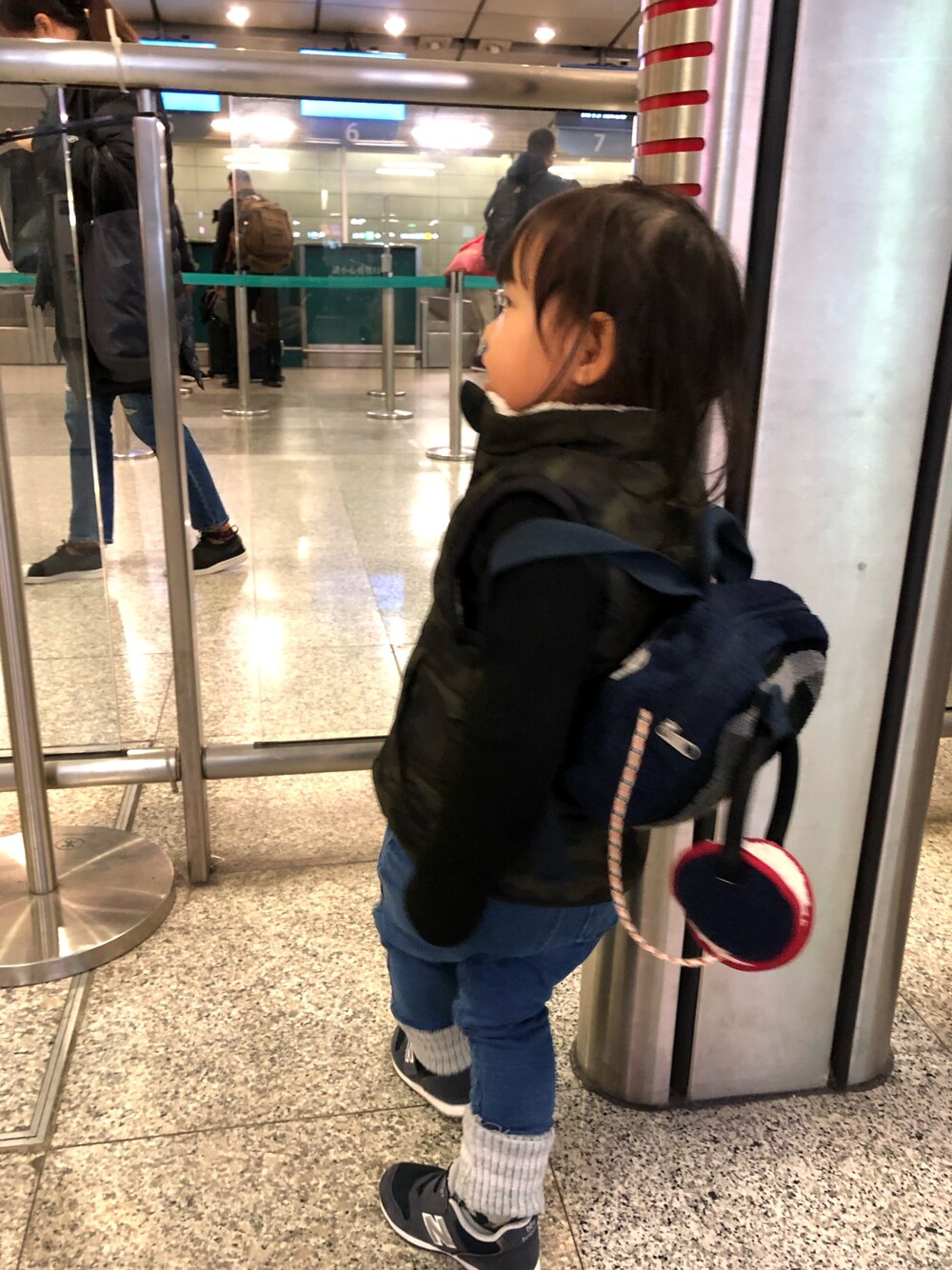 「キッズファッション、香港、hk、2歳、女の子、冬コーデ、おんなのこコーデ、スニーカー」｜「GLOBAL WORKのアイテム（ダウンベスト、グリーン系）」を使った、🐘Umiii🐘さん（キッズ・90cm）の冬コーディネートの1枚目の写真