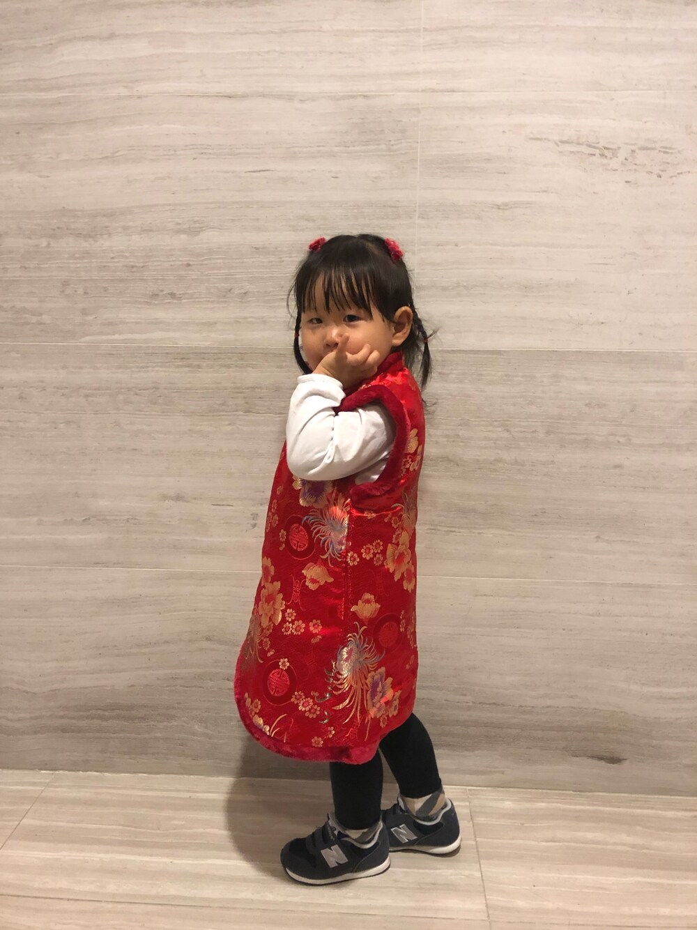 「香港、hk、湾仔街市、my kiddy gym、chinese new year、おんなのこ、2歳、かわいい」｜「湾仔街市のアイテム（ワンピース、レッド系）」を使った、🐘Umiii🐘さん（キッズ・90cm）の冬コーディネートの1枚目の写真