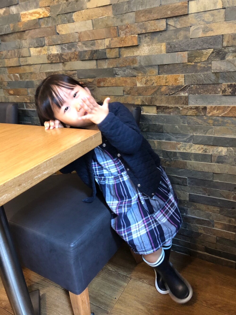 「プチバトー、エーグル(AIGLE)、長靴、おんなのこ、2歳、雨の日コーデ、おさんぽ」｜「cotton onのアイテム（ワンピース、ブルー系）」を使った、🐘Umiii🐘さん（キッズ・90cm）の春コーディネートの1枚目の写真