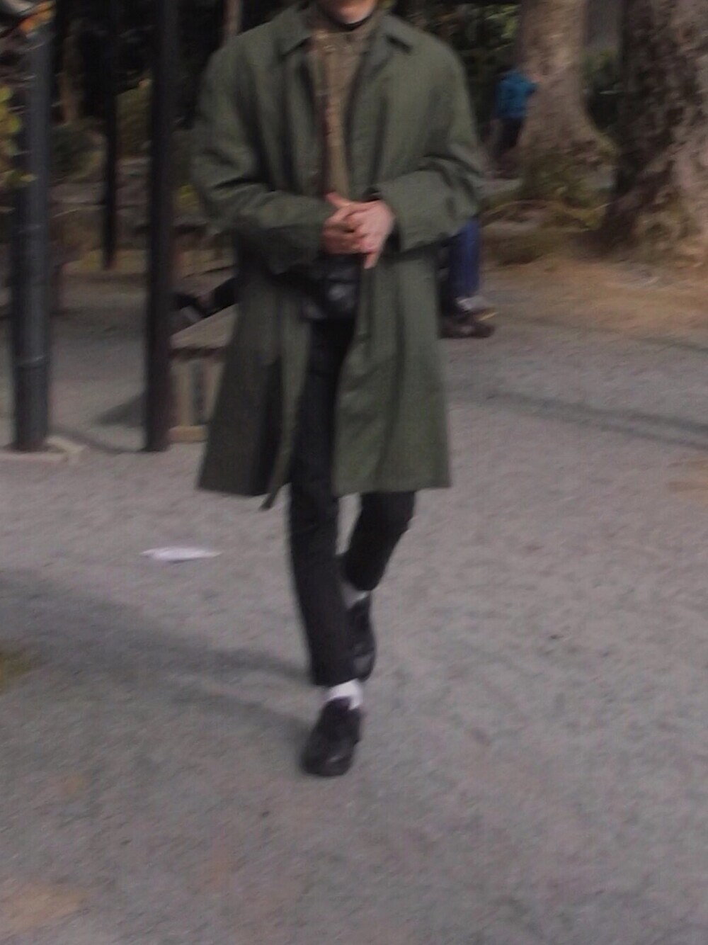 「冬のコーデ、おしゃれさんと繋がりたい、シンプルコーデ、古着好きな人と繋がりたい、UNIQLO、柄シャツ、VANS、コート」｜「UNIQLOのアイテム（デニムパンツ、ブラック系）」を使った、®️さん（メンズ・184cm）の冬コーディネートの1枚目の写真