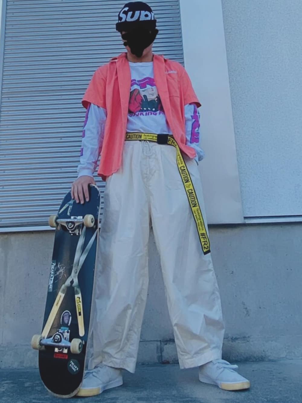 「ガチャベルト、はるコーデ、おしゃれさんと繋がりたい、ストリート、スケータースタイル、白スニーカー」｜「Supreme のアイテム（ニットキャップ/ビーニー、ブラック系）」を使った、鳳凰さん（メンズ・270cm）の春コーディネートの1枚目の写真