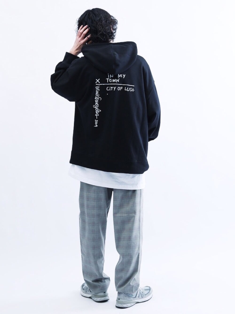 「kangol、シェフパンツ、休日スタイル、オーバーサイズ、スニーカー、はるコーデ、Mark Gonzales、カンゴール、マークゴンザレス、パーカーコーデ」｜「Mark GonzalesのMark Gonzalez / マークゴンザレス 別注 コラボ オーバーサイズ バギー パーカー（パーカー、ブラック系）」を使った、LULU&ARNIE (ルル&アーニー)さん（メンズ・180cm）の春コーディネートの1枚目の写真