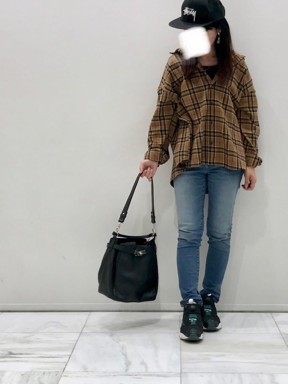 「チェックシャツ、チェックシャツ×デニム、スキニーデニム、大人カジュアル、キャップ女子、本革バッグ、チュニックシャツ、ビエラシャツ、メランクルージュ、MelanCleuge」｜「Melan Cleugeのリンク ビエラチェックワイヤーシャツ （シャツ/ブラウス、オレンジ系）」を使った、かのゆいさん（レディース・157cm）の秋コーディネートの1枚目の写真