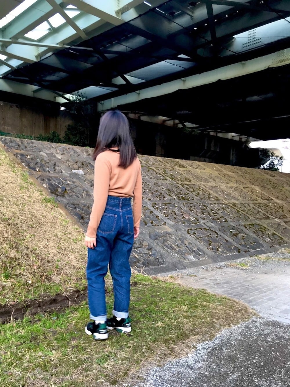 「大人カジュアル、パンツスタイル、低身長コーデ、インスタイル、シンプルコーデ、ベージュ、デニムパンツ、リーボックラブ、ポンプフューリー、メランクルージュ」｜「Melan Cleugeの11.5OZ コクーンデニム（デニムパンツ、ブラック系）」を使った、かのゆいさん（レディース・157cm）の春コーディネートの1枚目の写真