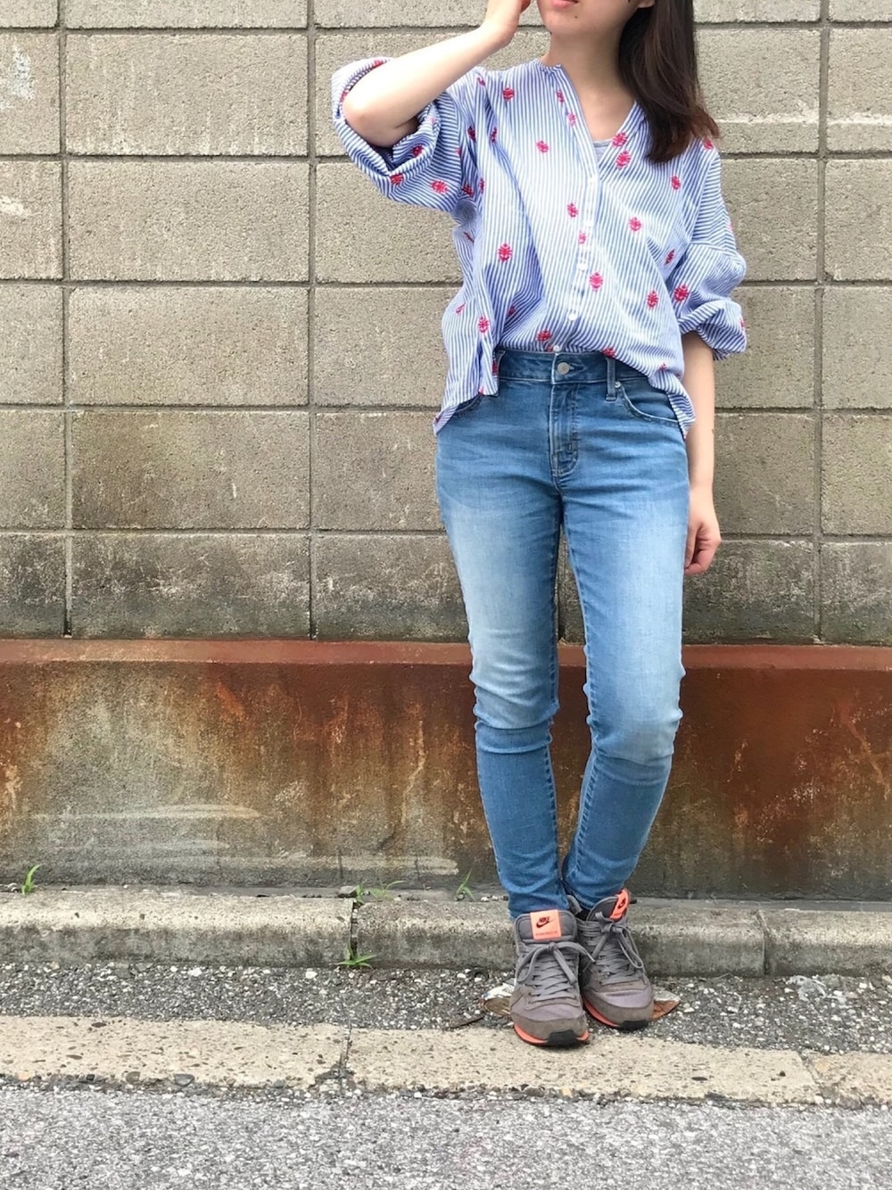 「ストライプシャツ、シャツスタイル、刺繍ブラウス、ボリュームスリーブ、ZARA、シャツイン、スキニーデニム、デニムコーデ、スニーカー、ナイキスニーカー」｜「NIKEのアイテム（スニーカー、グレー系）」を使った、かのゆいさん（レディース・157cm）の夏コーディネートの1枚目の写真