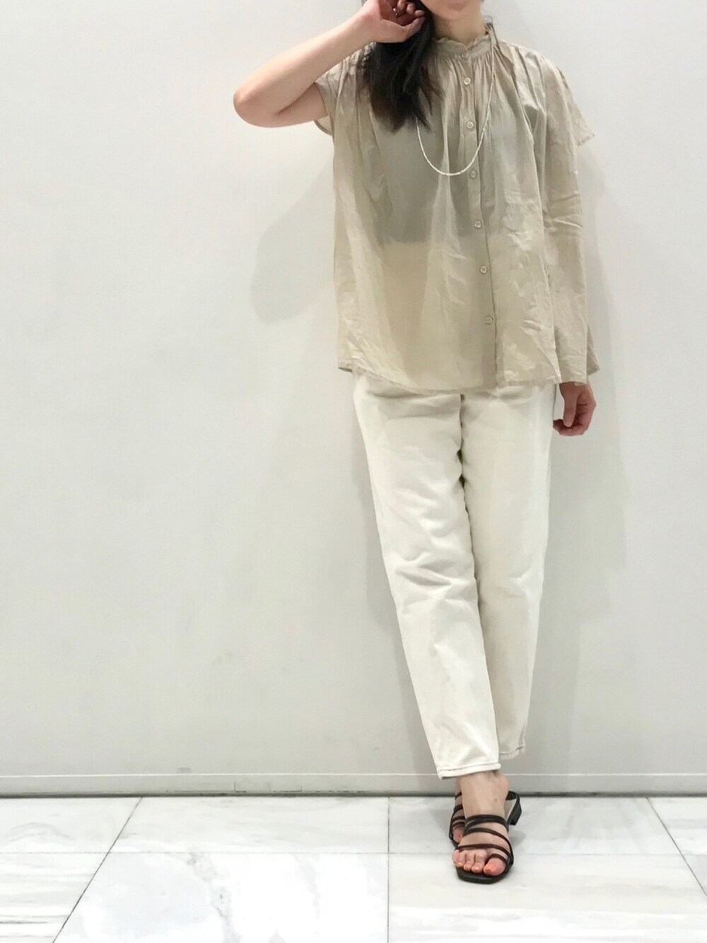 「ブラウス、シアーシャツ、透け感、白パンツ、ロングネックレス、ワントーンコーデ、オフィスカジュアル、大人カジュアル、ORiental TRaffic(ORiental TRaffic)、メランクルージュ」｜「ORiental TRafficの春夏新作★ストラップトングミュールサンダル★1223（サンダル、ブラック系）」を使った、かのゆいさん（レディース・157cm）の秋コーディネートの1枚目の写真