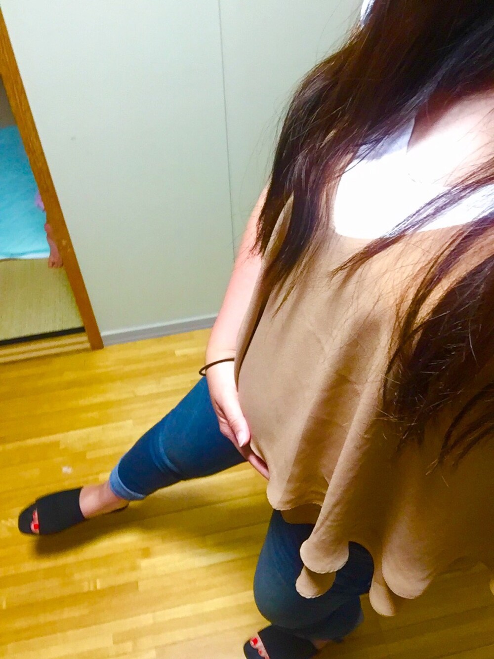 「マタニティコーデ、マタニティ、妊娠6ヶ月、妊婦コーデ、マタニティデニム、お出かけ」｜「ZARAのアイテム（Tシャツ/カットソー、ホワイト系）」を使った、yukkii27さん（レディース・161cm）の春コーディネートの1枚目の写真