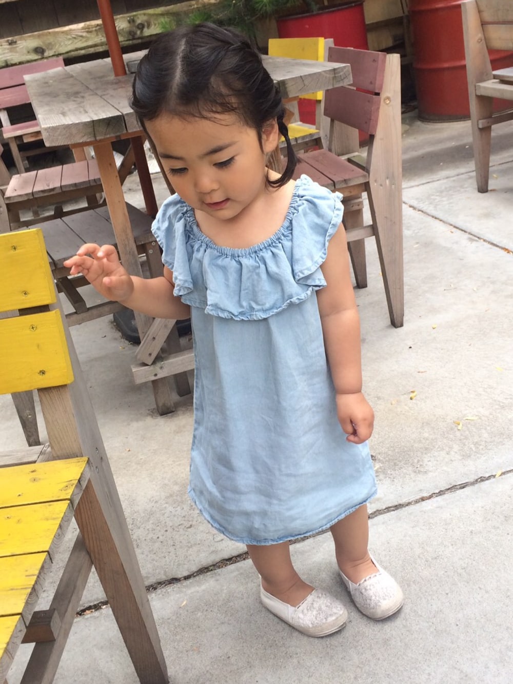 「2才、女の子、子どもコーデ、お出かけ、GAP、デニムワンピース」｜「babyGAPのアイテム（ワンピース、ブルー系）」を使った、yukkii27さん（レディース・161cm）の夏コーディネートの1枚目の写真