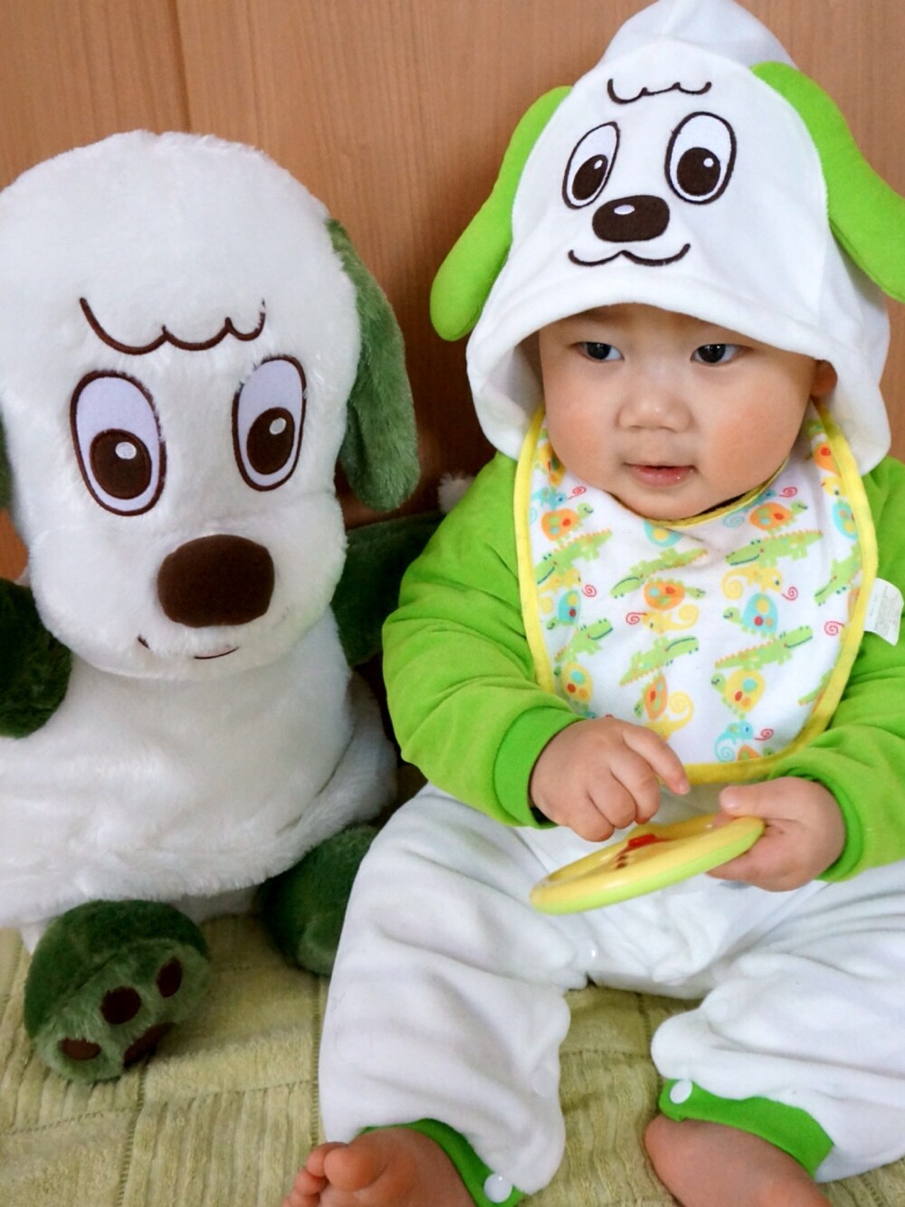 「1歳、おとこのこ、きぐるみ、わんわん、みいつけた！、ゲーセン」｜「SEGAアミューズメント景品のアイテム（ロンパース、グリーン系）」を使った、shuji@kさん（キッズ・70cm）の春コーディネートの1枚目の写真