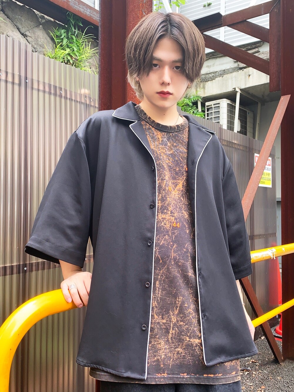 ブラウン系のTシャツ/カットソー、ブラック系のシャツ/ブラウスを着用したメンズの夏コーディネートの1枚目の写真